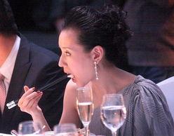 遇龙夫妇吃瓜,甜蜜瓜果背后的爱情故事