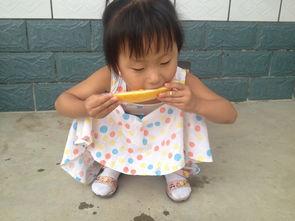 女宝宝吃瓜,女宝宝甜蜜成长记