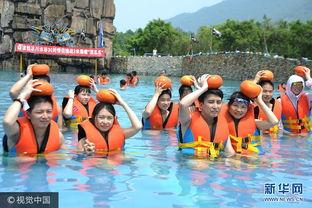 小孩吃瓜玩水,瓜果飘香，水花飞溅的欢乐时光