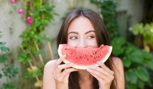 妈妈只顾吃瓜,家庭生活乐翻天