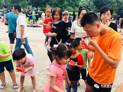 吃瓜的男孩女孩,男孩女孩的甜蜜吃瓜时光